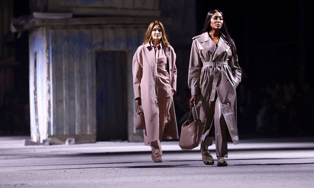 Carla Bruni y Naomi Campbell se reúnen de nuevo sobre la pasarela