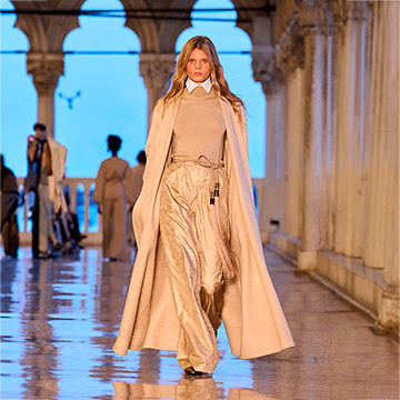 Max Mara recrea prendas de hace 40 años para su espectacular desfile en el Palazzo Ducale