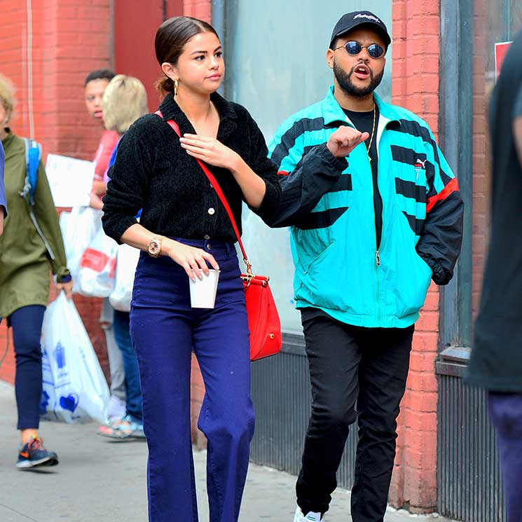 Selena Gomez presume de estilo setentero en un paseo con The Weeknd 