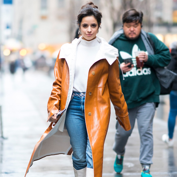 Las claves de Camila Cabello para parecer más alta con un abrigo largo