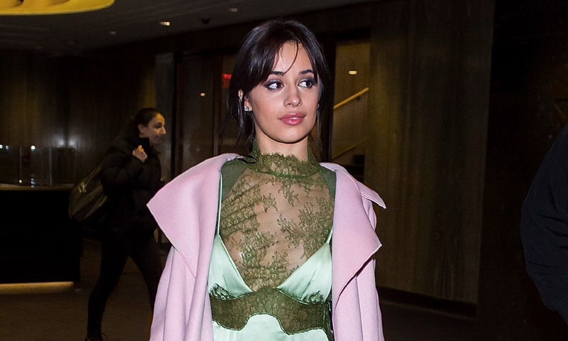 Las claves de Camila Cabello para parecer más alta con un abrigo largo