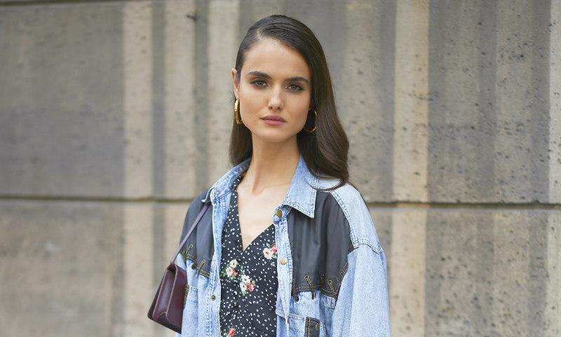 Blanca Padilla reinventa un 'blazer' básico con el accesorio más inesperado