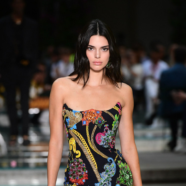 Las sandalias 'emoji' de Kendall Jenner, su fórmula más divertida contra el calor