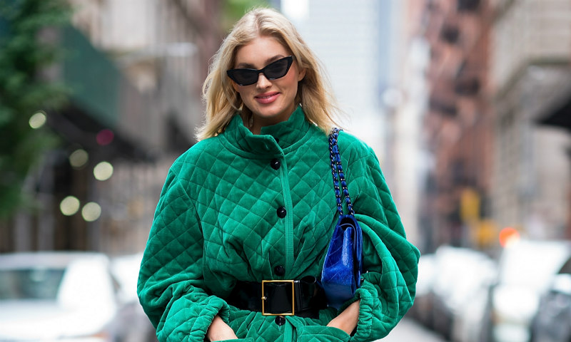 Elsa Hosk y el truco que convierte el 'oversize' en la silueta de todas las mujeres