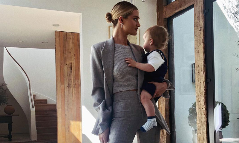 Rosie Huntington-Whiteley en 12 looks impecables para mamás en forma