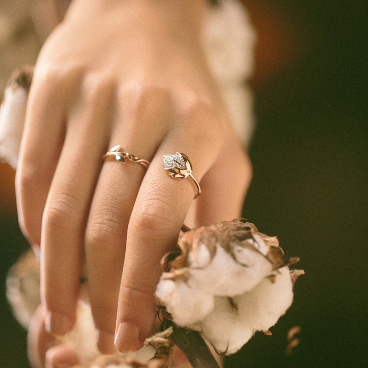 Anillos dobles y joyas que abrazan la piel, el nuevo lujo era esto