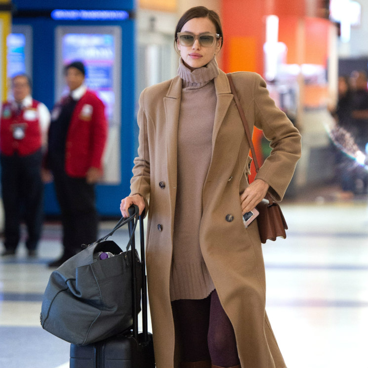 Irina Shayk copia el look neoyorquino: abrigo camel y zapatos sin tacón