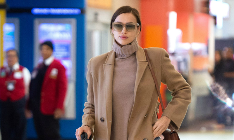 Irina Shayk copia el look neoyorquino: abrigo camel y zapatos sin tacón