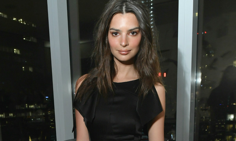 Emily Ratajkowski little black dress botas serpiente