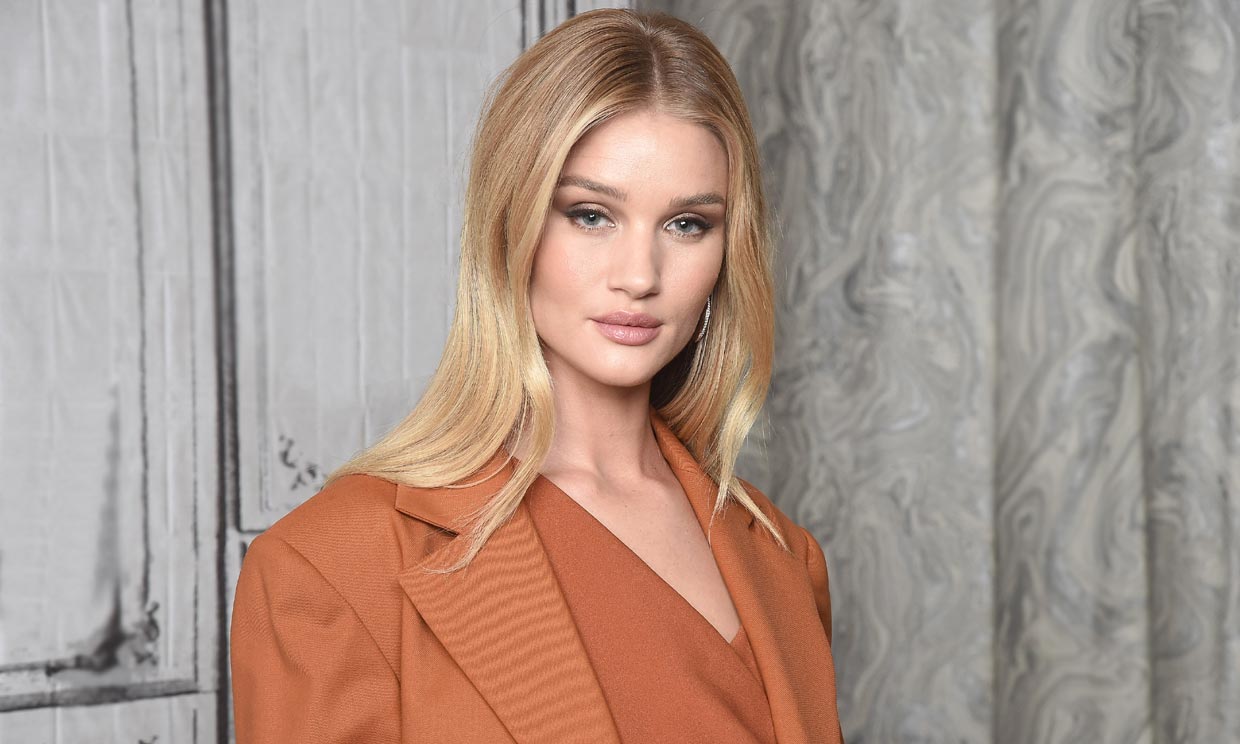 Ocho looks infalibles para tus citas de verano, por Rosie Huntington-Whiteley