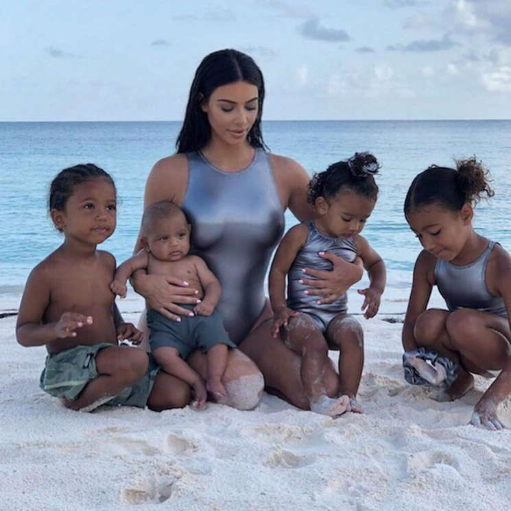 Con sus 4 hijos y en bañador, la última foto más comentada de Kim Kardashian