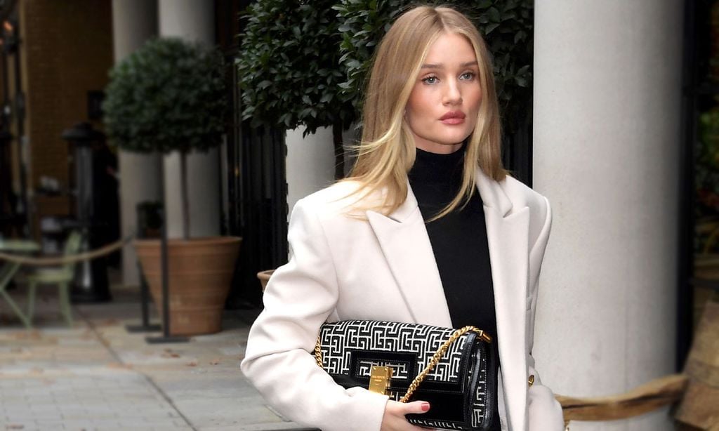 La supermodelo Rosie Huntington-Whiteley se convierte en tu estilista particular este otoño