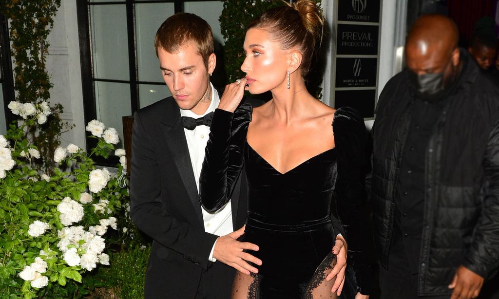 Hailey Baldwin impacta con un vestido transparente que nos recuerda a Kate Middleton