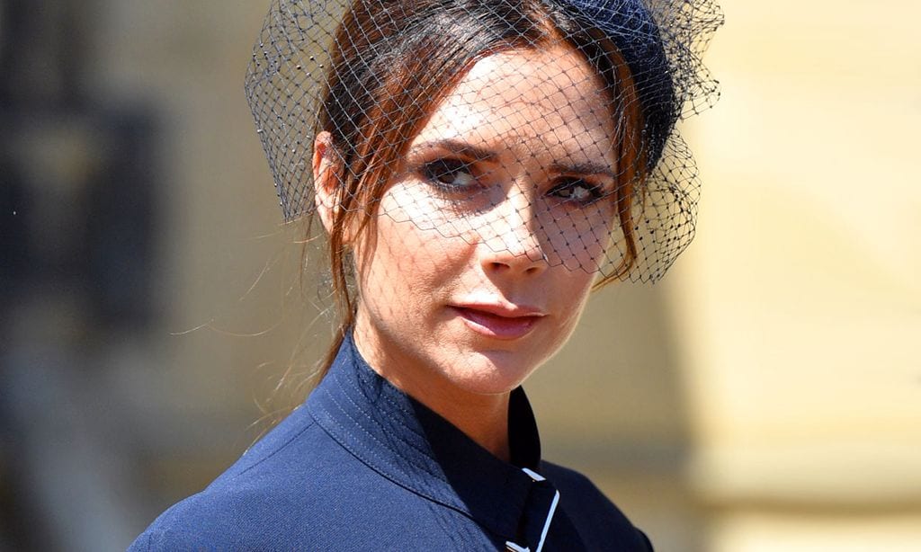 Los looks como perfecta invitada de Victoria Beckham ante la boda de su hijo Brooklyn