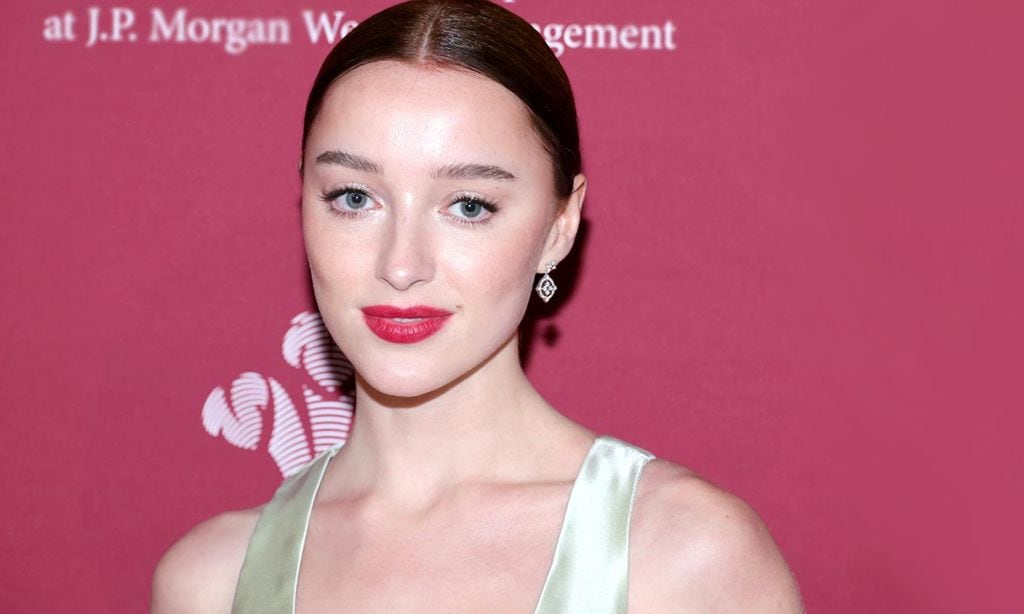 Phoebe Dynevor recuerda a 'Los Bridgerton' con su exclusivo vestido de cuero verde satinado