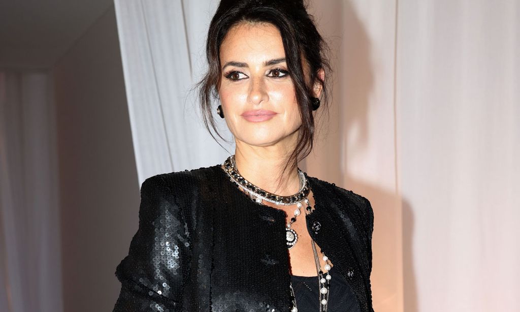 Penélope Cruz conquista Florencia con un minivestido y chaqueta de lentejuelas