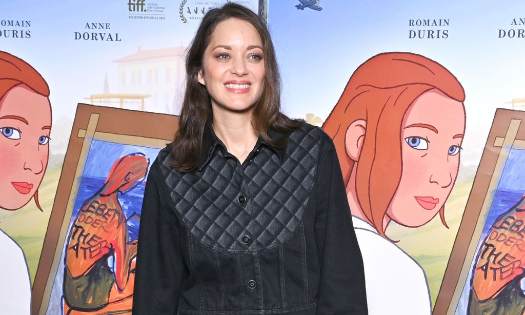 Marion Cotillard actualiza el conjunto 'denim' más rompedor de Carlota Casiraghi