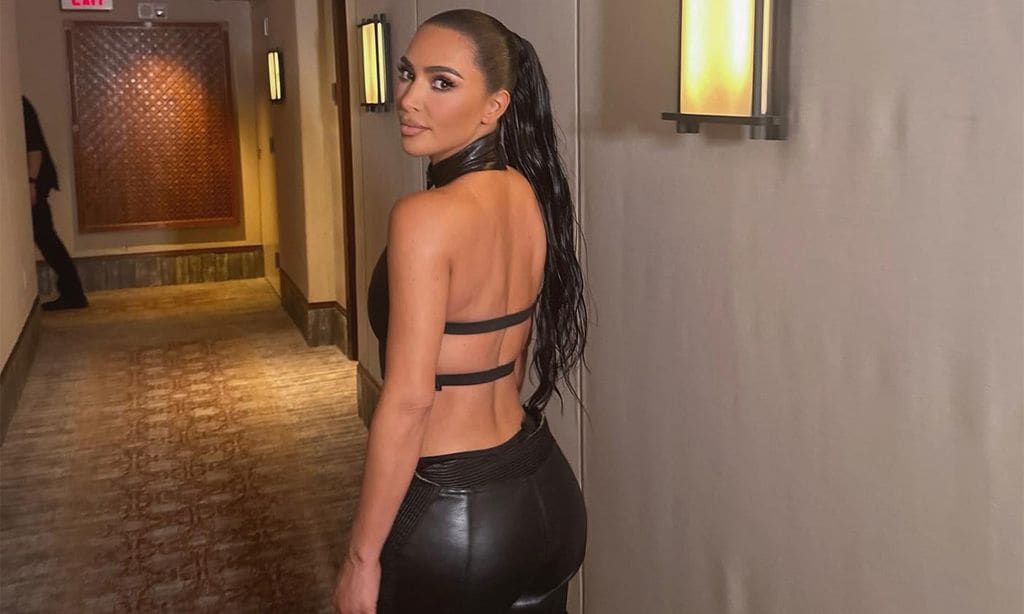 La inexplicable elección de Kim Kardashian: vestir de cuero con 45 grados de temperatura