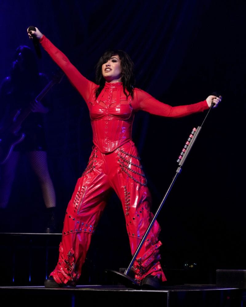 demi lovato 2023 pelo rojo