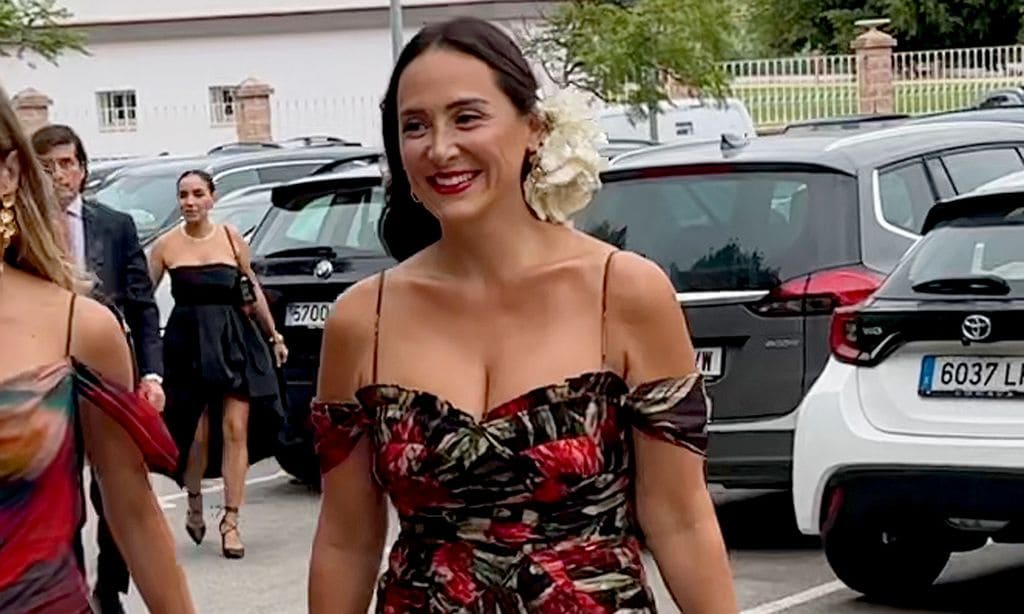 El perfecto look de invitada de Tamara Falcó, un vestido floral desmontable diseñado por ella misma