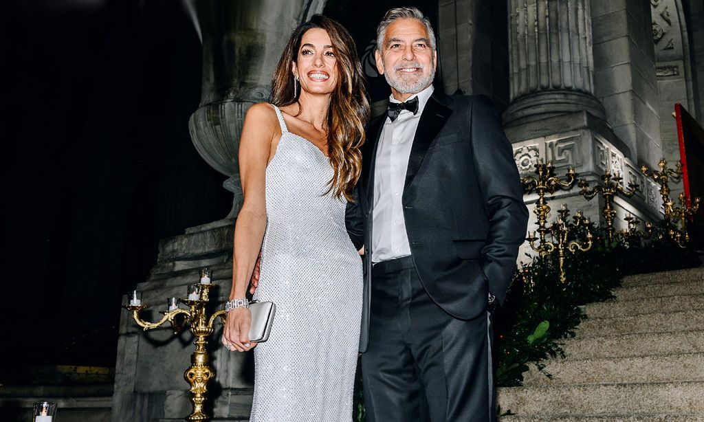 ¡Impresionante! Amal Clooney se baña en cristales con un fascinante vestido de inspiración nupcial