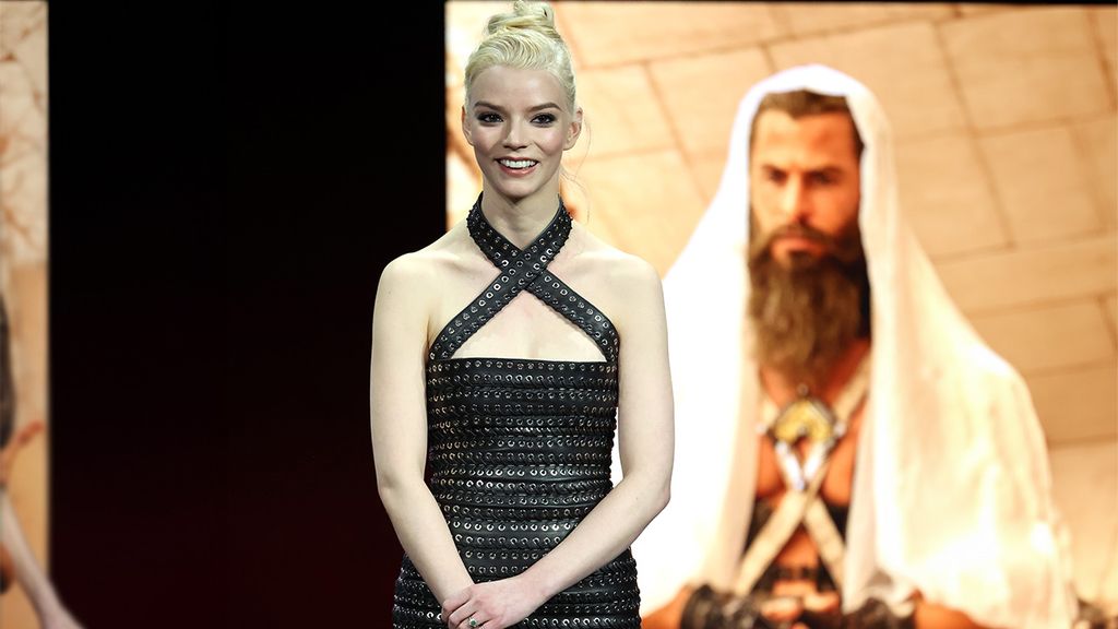 Anya Taylor-Joy, la más atrevida y sensual con un vestido 'bondage' de cuero y ojales