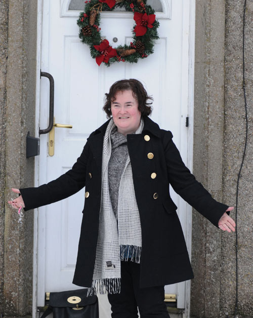 Susan Boyle celebra un año de éxito con una guerra de bolas de nieve con los paparazzi