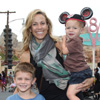 Sheryl Crow, día Disney con los dos 'hombres de su vida'