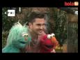 Juanes enseña español a Elmo en Barrio Sésamo