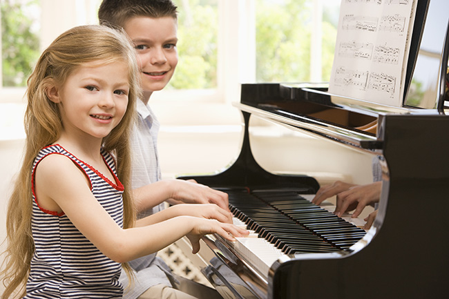 Una actividad para niños con altas capacidades es dejarlo componer canciones
