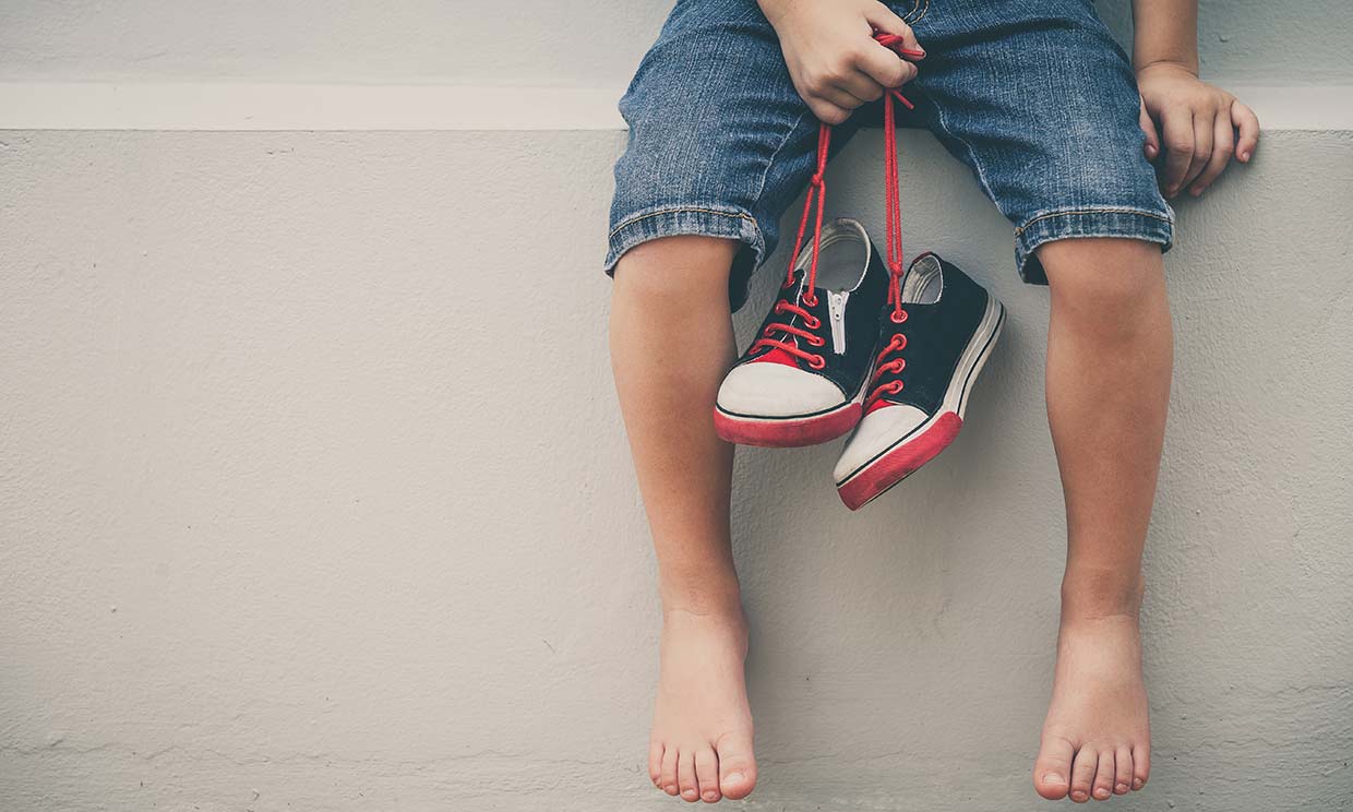 Детские ножки в обуви