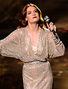 Los tres ‘looks’ de novia en color oro de Florence Welch