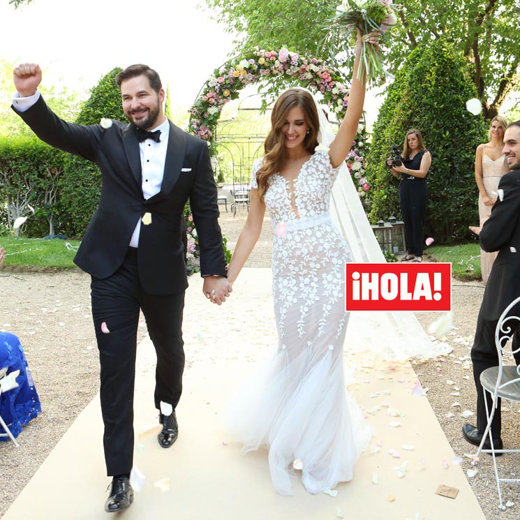 En ¡HOLA!, Clara Alonso: los complementos de una 'top' convertida en princesa de cuento el día de su boda