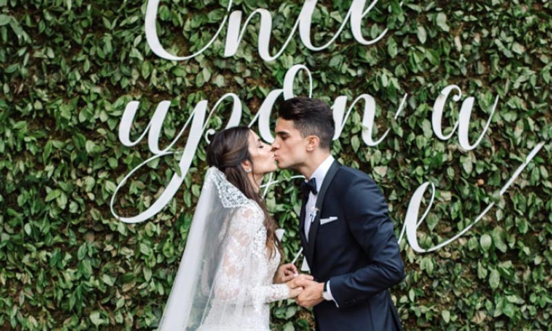 Marc Bartra y Melissa Jiménez