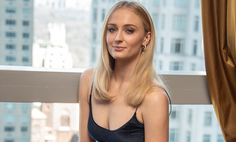 Sophie Turner, la novia romántica que cambió vestido por pantalón 'palazzo'