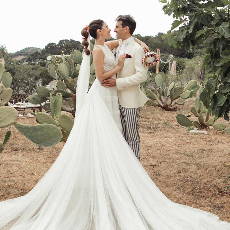 Los botines roqueros que ocultaba el vestido de novia de Candela Serrat