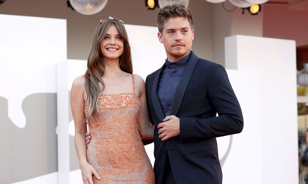 La supermodelo Barbara Palvin, una novia con un vestido 'midi' y zapatos con perlas