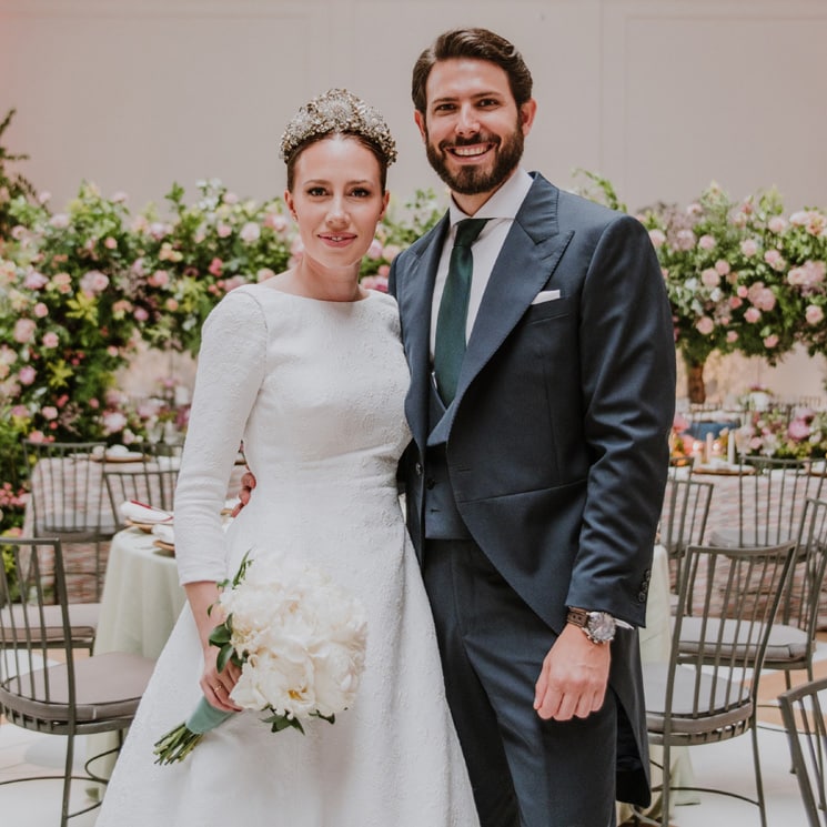 Carola Escámez se casa con Roberto Martín luciendo un vestido de novia desmontable y una preciosa tiara floral