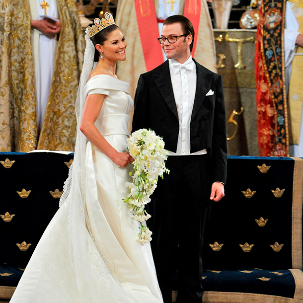 Recordamos el vestido de novia desmontable y la tiara de Victoria de Suecia en su boda hace 14 años
