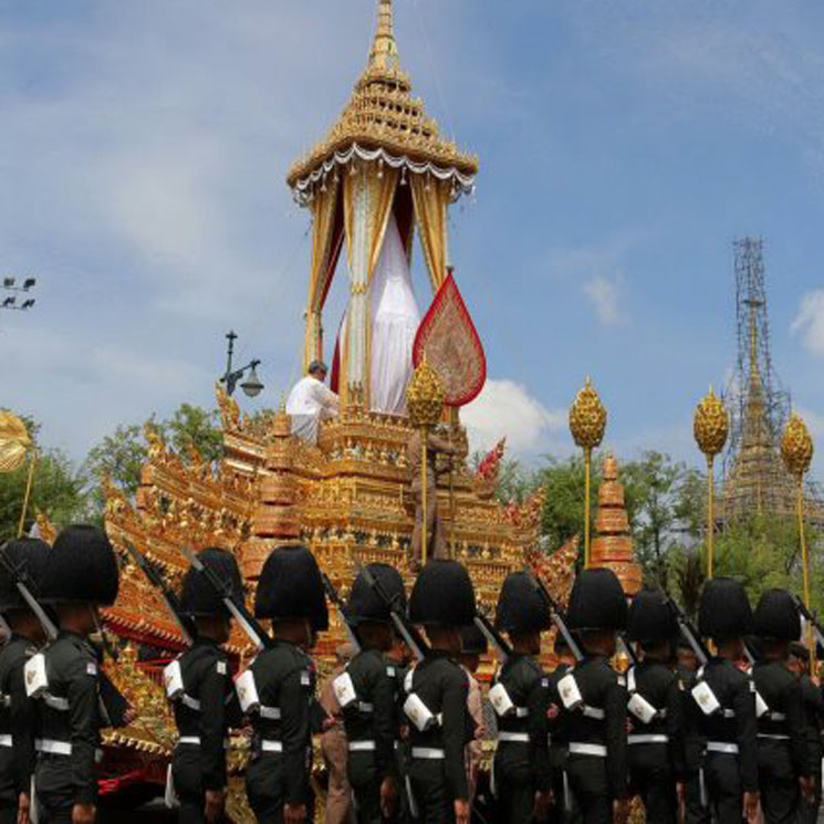 Último adiós al Rey Bhumibol Adulyadej en Tailandia,  ¿por qué se celebra la cremación un año después de su muerte?