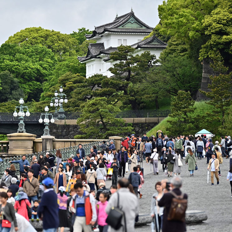 FOTOGALERÍA: los japoneses se echan a las calles para vivir un día insólito en su monarquía