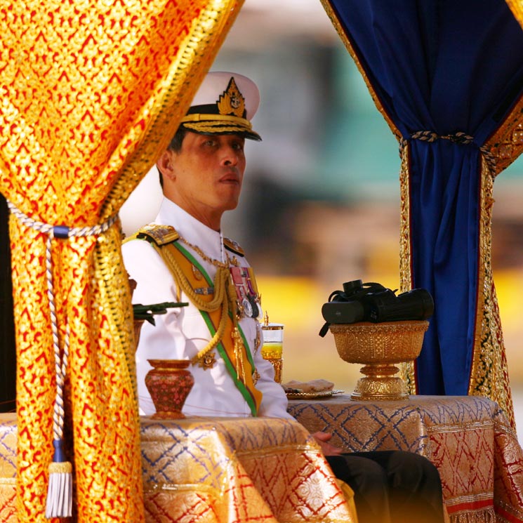 El rey de Tailandia se casa por sorpresa antes de su coronación y nombra a la reina Suthida