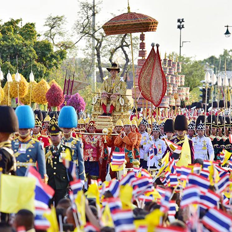 30 millones, 7,5 kilos de corona, una boda 72 horas antes... la coronación del rey de Tailandia en cifras