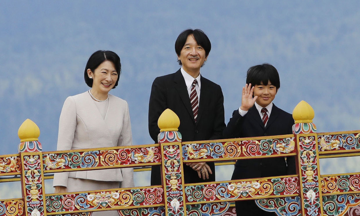 El principe Hisahito con sus padres en Bután