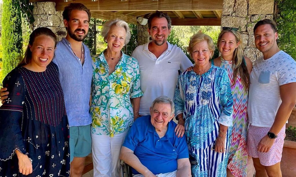 ¿Quién es quién en la foto de familia por el 75 cumpleaños de Ana María de Grecia?