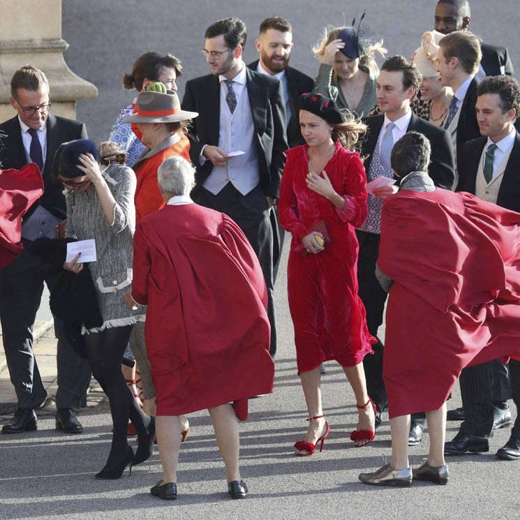 FOTOGALERÍA: El viento dificulta la entrada de algunas invitadas a la boda