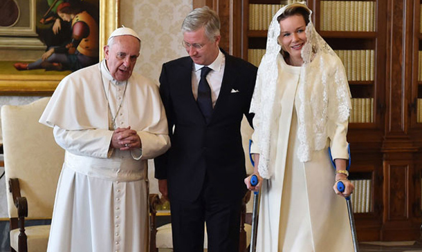 Las muletas no impiden a Matilde de Bélgica reunirse con el papa Francisco en el Vaticano 