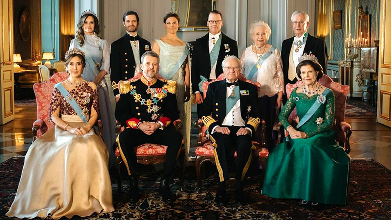 Con su tiara de princesa y nuevas distinciones: la reina Mary acude con el rey Federico a su primera cena de gala