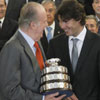 El cariñoso abrazo de don Juan Carlos al equipo español de la Copa Davis