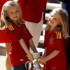 Las infantas Leonor y Sofía, emocionadas con la copa de los Campeones de Europa